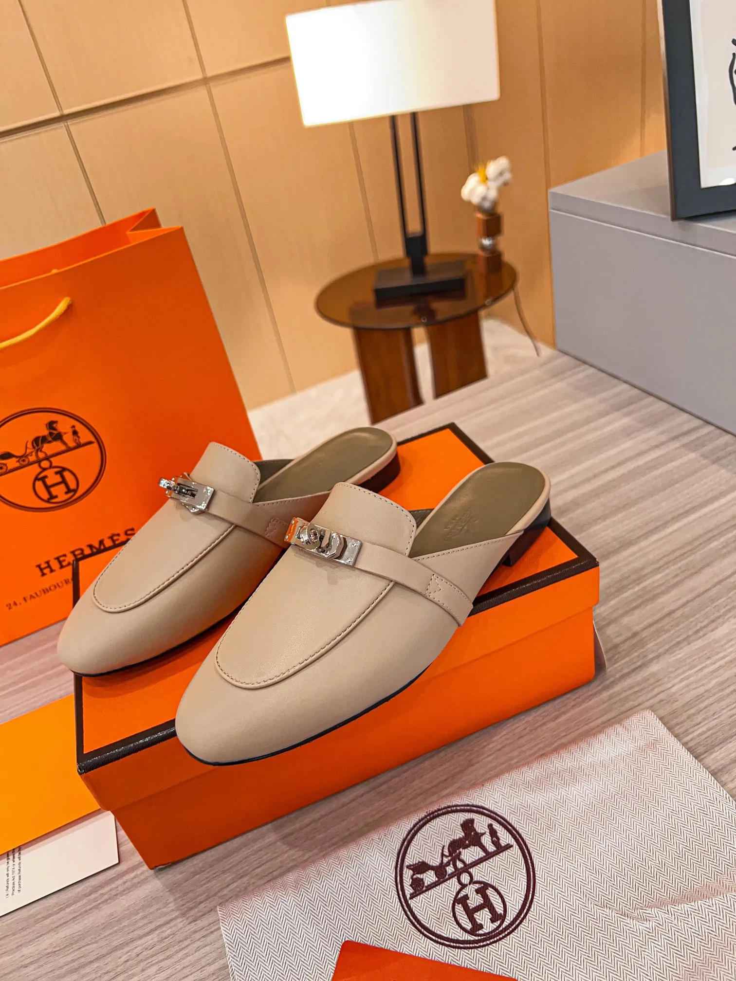 👟👟Ex-factory price 560👟👟 🐎2023 top product Hermes new genuine handmade shoes, purely handmade, a must-collect item! The perfect holiday accessory! Our pursuit of quality products is always the best! Don't give in! Comfort and originality, not following trends, and not deliberately expressing oneself are the consistent pursuits of Hermes and its fans! [Material] ✅Upper: Hermers original calfskin ✅Foot pads: Made of imported original fabric 5D color printed pads ✅Outsole: Italian genuine leather outsole (pursuing top walking comfort) [Number of codes] 34-42 [Packaging] Comes with a full set of original packaging, code 35-42